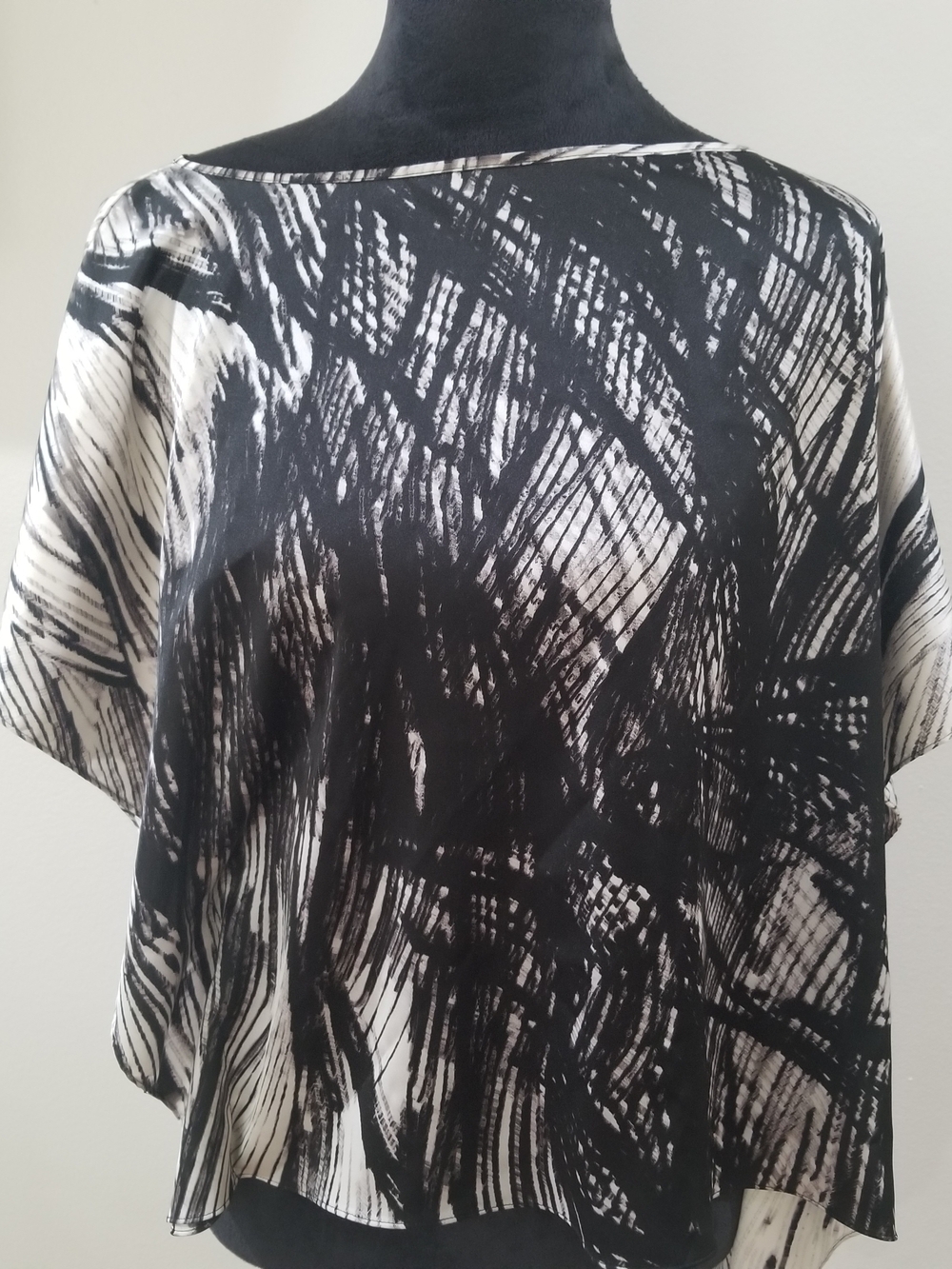 Vince Camuto Caviar Black and White Abstract Brushstroke Tunic Top